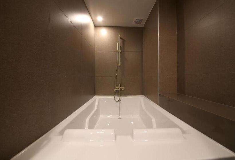 スーペリアファミリールーム, The One