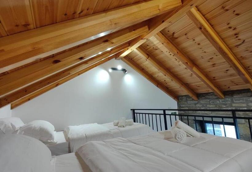 اتاق خانوادگی با چشم‌انداز باغ, Gogo Moustache Guest House