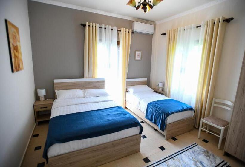 اتاق استاندارد سه تخته با بالکن, Villa Solitude