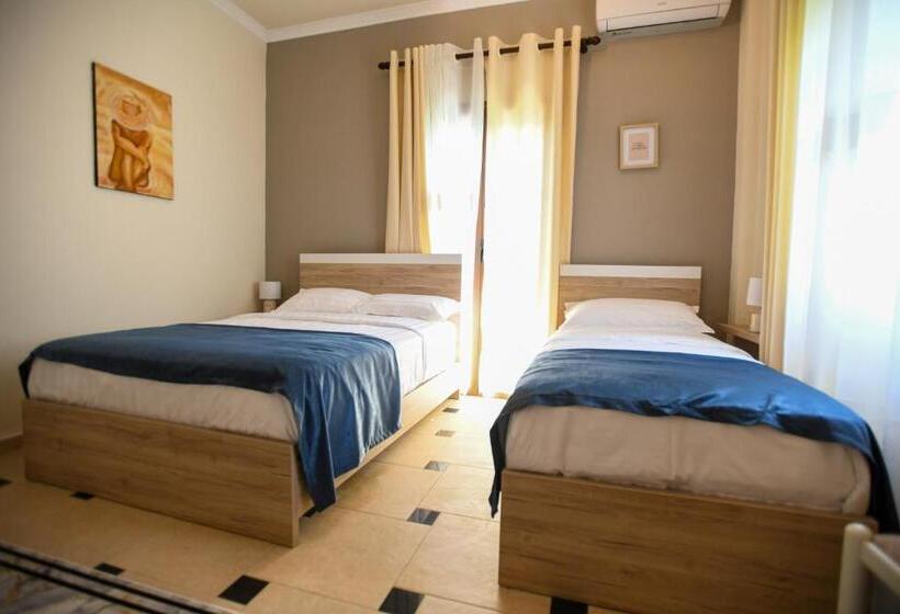 اتاق استاندارد سه تخته با بالکن, Villa Solitude