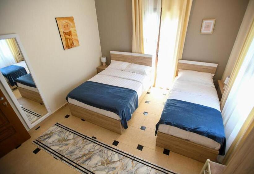 اتاق استاندارد سه تخته با بالکن, Villa Solitude