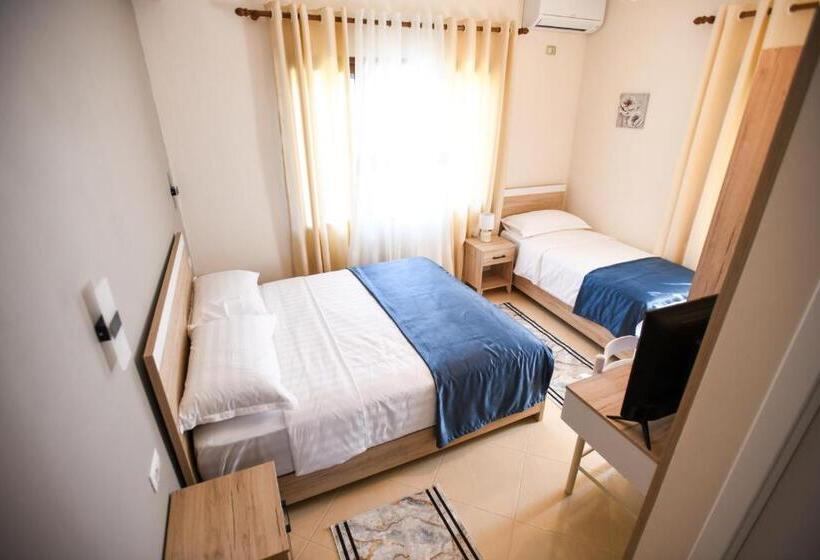 اتاق استاندارد سه نفره, Villa Solitude