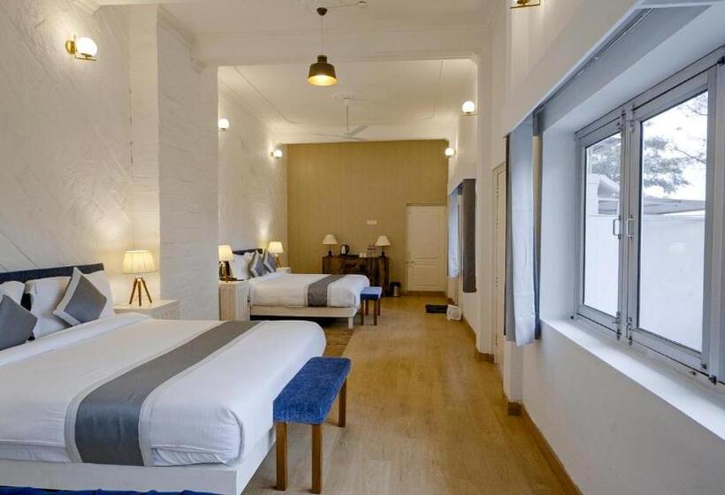 اتاق خانوادگی با چشم‌انداز کوه, White House Mussoorie