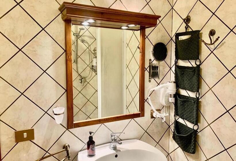 اتاق استاندارد سه نفره, Country House