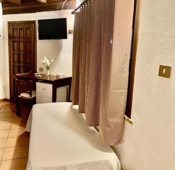 اتاق استاندارد سه نفره, Country House