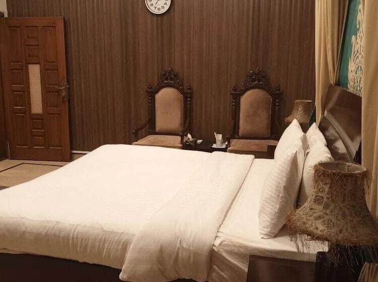 اتاق لوکس, Trail Residency Guest House