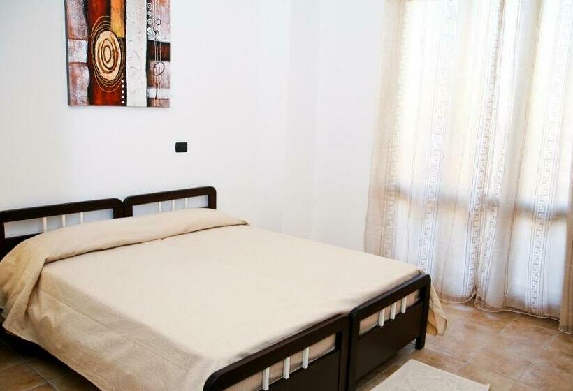 חדר לארבעה סטנדרטי עם מרפסת, Villa Marogna