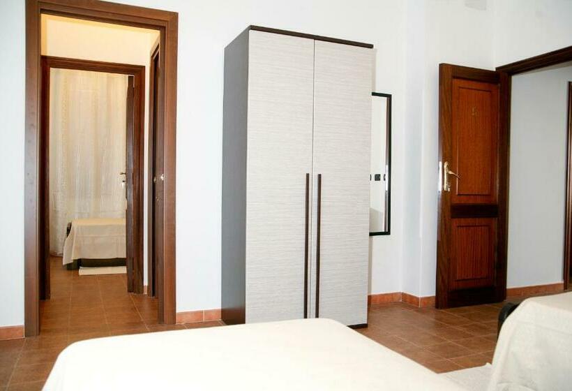 חדר לארבעה סטנדרטי עם מרפסת, Villa Marogna