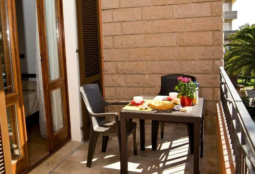 חדר לארבעה סטנדרטי עם מרפסת, Villa Marogna