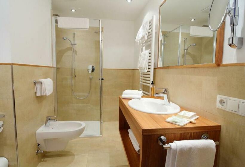 חדר משפחתי, Family Hotel Posta