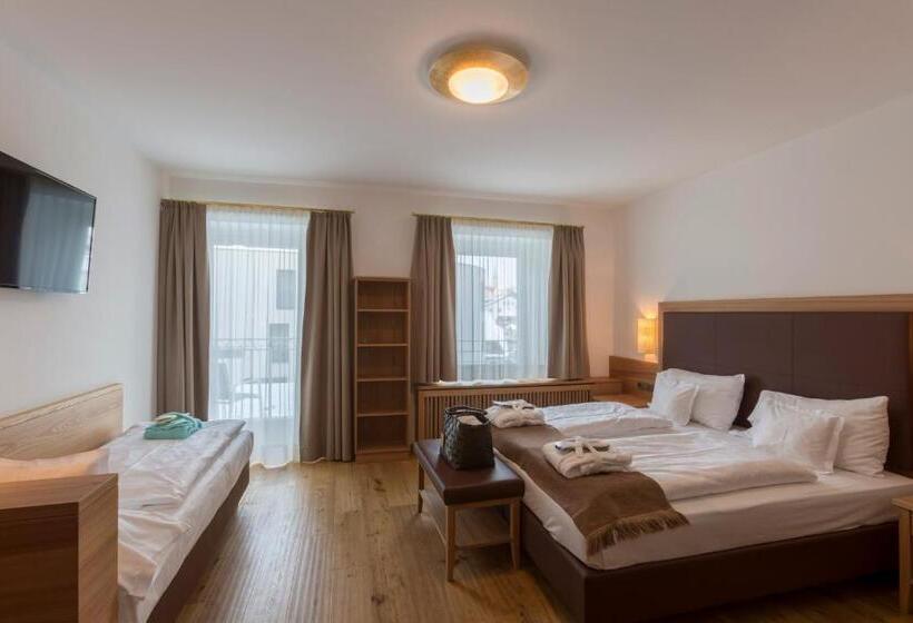 חדר משפחתי, Family Hotel Posta