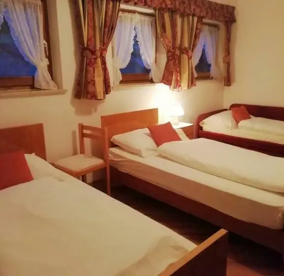 اتاق استاندارد سه نفره, Kyrr Smart Mountain Retreat