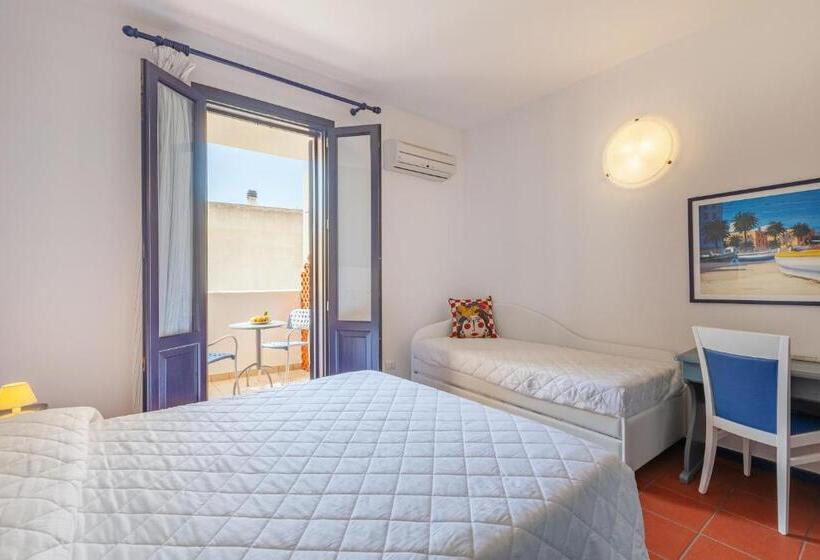 غرفة قياسية ثلاثية مزودة بشرفة, Ghibli