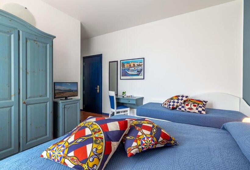 غرفة قياسية ثلاثية مزودة بشرفة, Ghibli