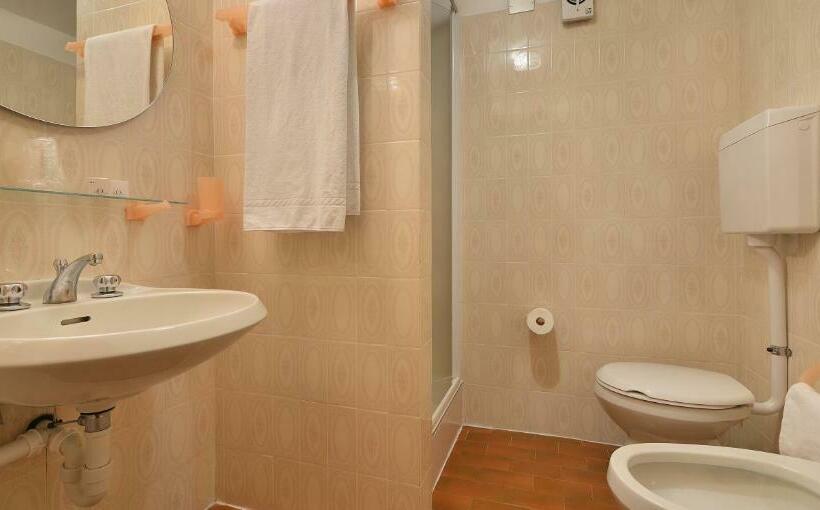 غرفة قياسية رباعية, Loredana