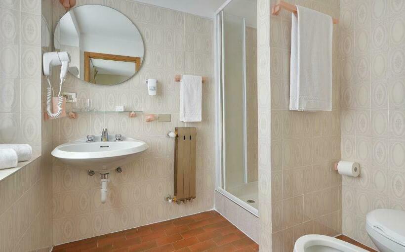 غرفة قياسية ثلاثية, Loredana