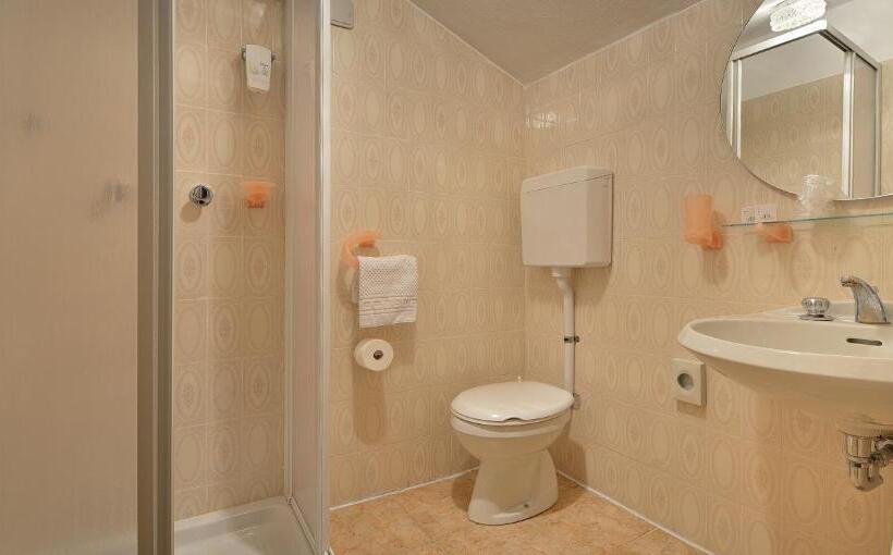 غرفة كومفورت ثلاثية, Loredana