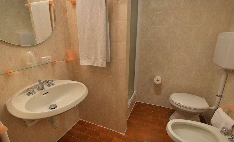 غرفة قياسية ثلاثية, Loredana