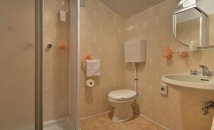 غرفة قياسية رباعية, Loredana