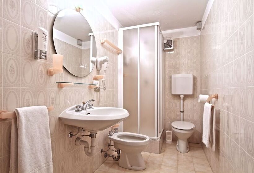 غرفة بيزنس, Loredana