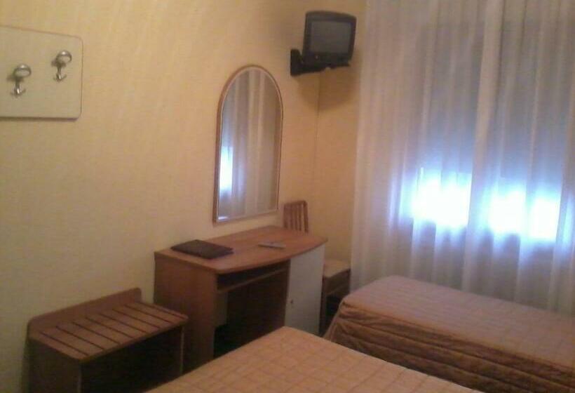 חדר סטנדרט לשלושה, Miravalle 2000