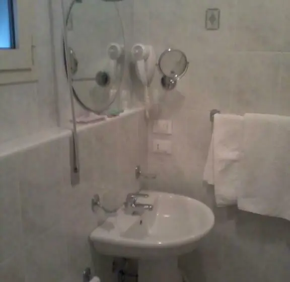 Standard Kolmen Hengen Huone, Miravalle 2000