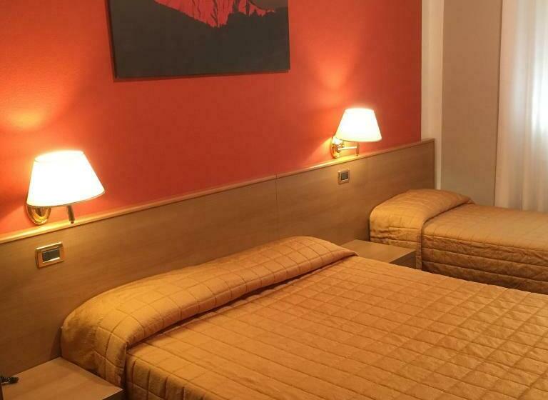 חדר סטנדרט לשלושה, Miravalle 2000