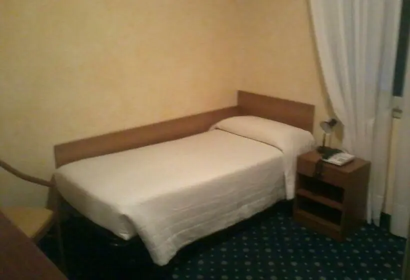 Standard Yhden Hengen Huone, Miravalle 2000