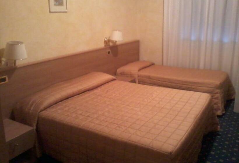 חדר סטנדרט לשלושה, Miravalle 2000