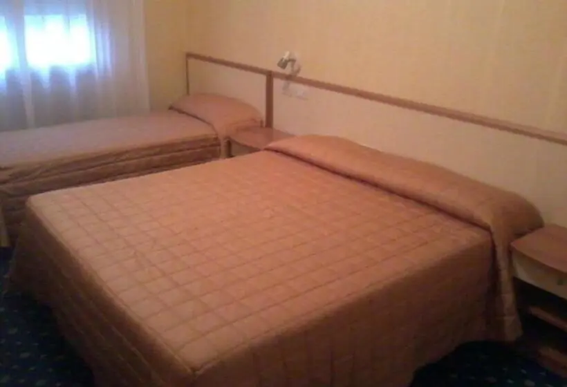 Standard Neljän Hengen Huone, Miravalle 2000
