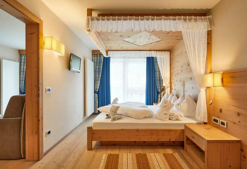 جناح جونيور, Mountain Hotel Mezdì