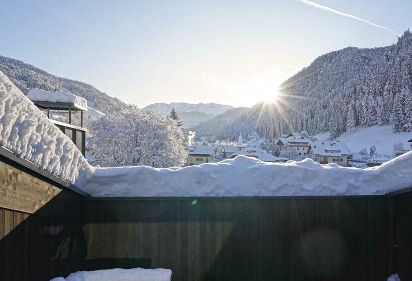 スタンダードスタジオ, Pra Palmer The Green B&b