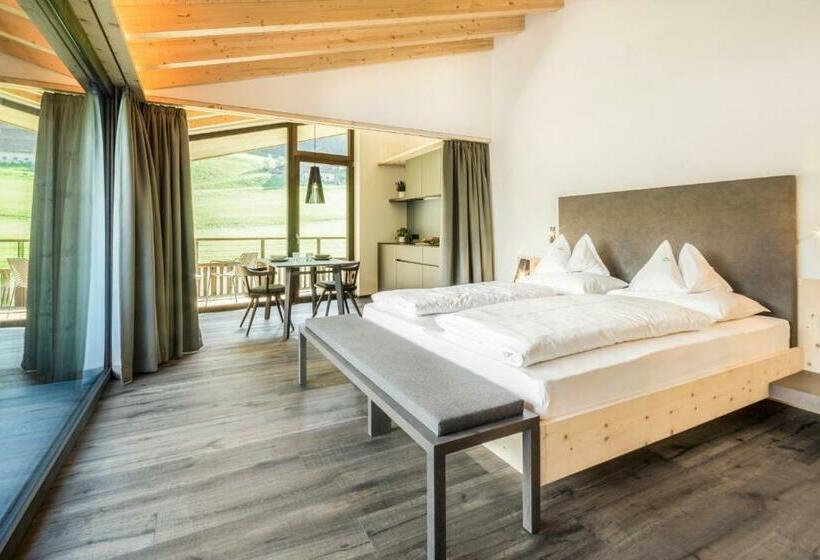 スタンダードスタジオ, Pra Palmer The Green B&b