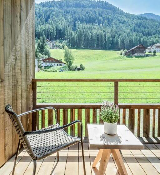 スタンダードスタジオ, Pra Palmer The Green B&b