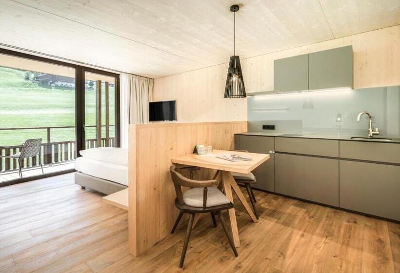 スタンダードスタジオ, Pra Palmer The Green B&b