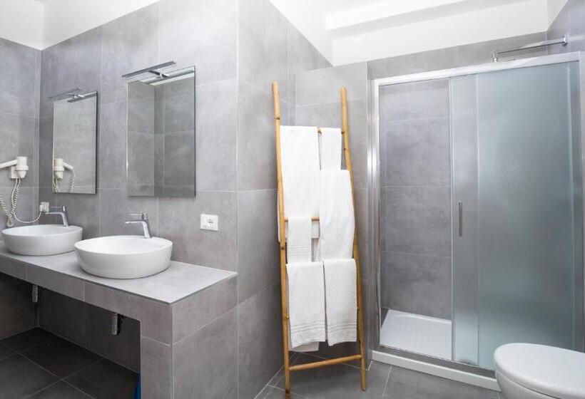 استودیو خانوادگی, Svevo Sea House