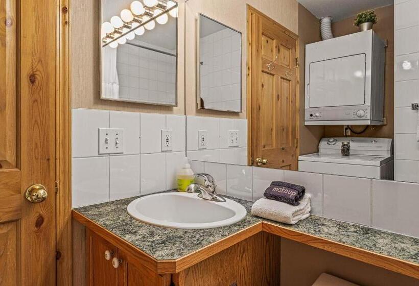 اتاق خانوادگی, Bow Valley Chalets Entire 2 Bedrooms Townhouse