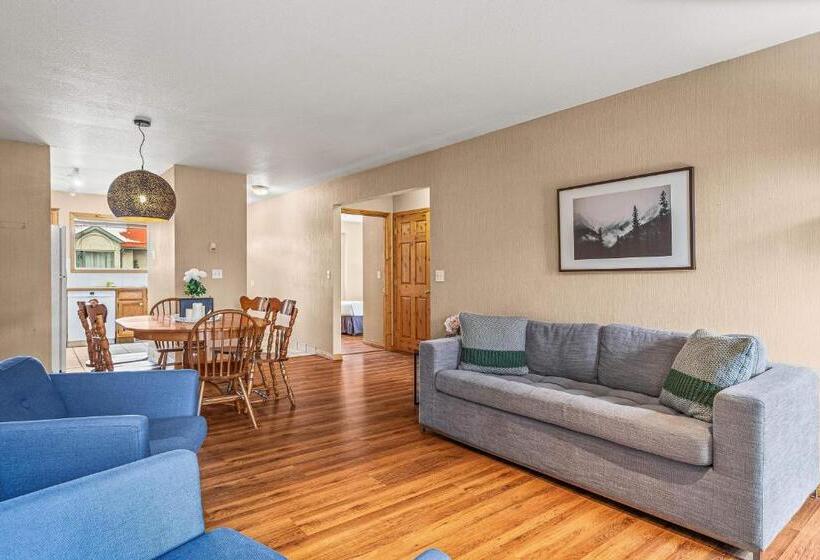 اتاق خانوادگی, Bow Valley Chalets Entire 2 Bedrooms Townhouse