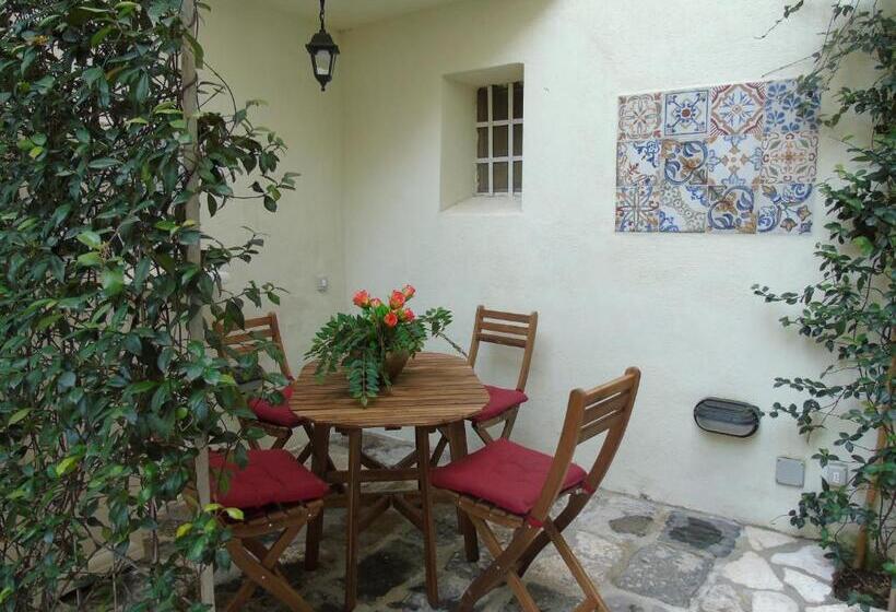 إستوديو قياسى, La Corte Antica