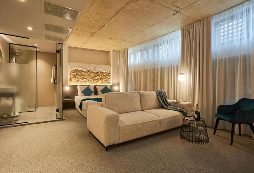 ガーデンビュースイート, Bizarre Boutique