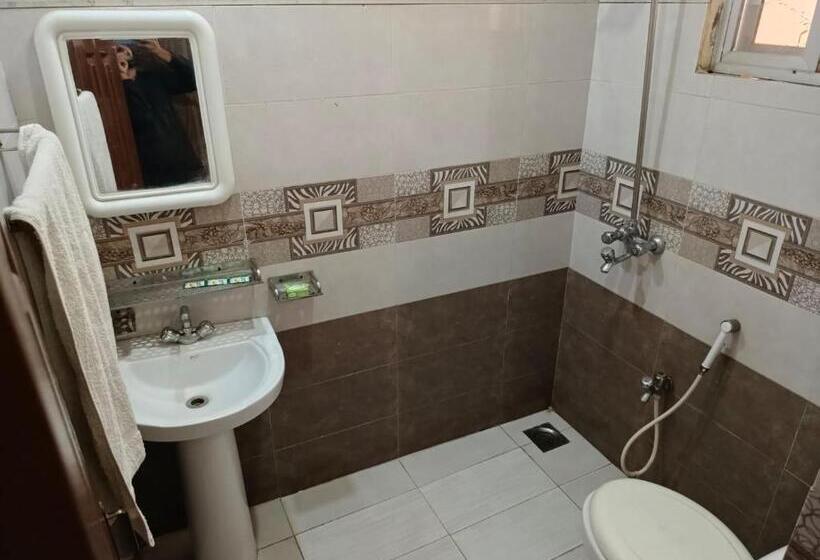 اتاق لوکس, Second Home Family