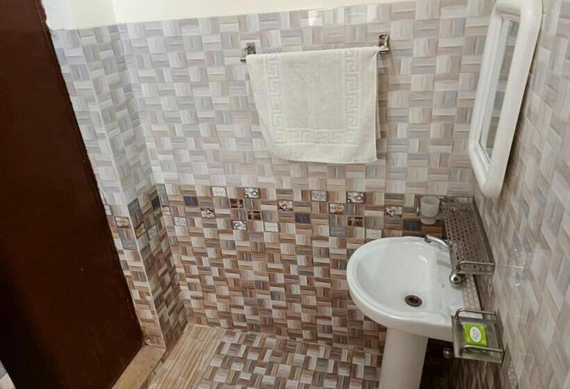 اتاق لوکس سه تخته, Second Home Family