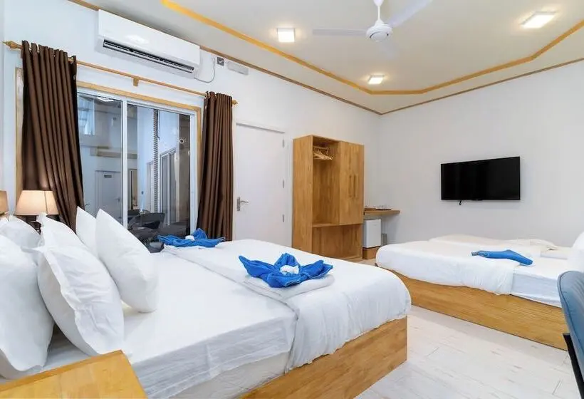 اتاق خانوادگی با چشم‌انداز باغ, Tropico Villa