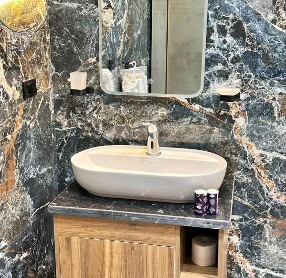 套房, Farida Habu Palace