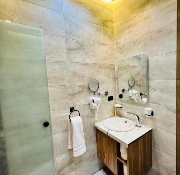 家庭山景房, Farida Habu Palace