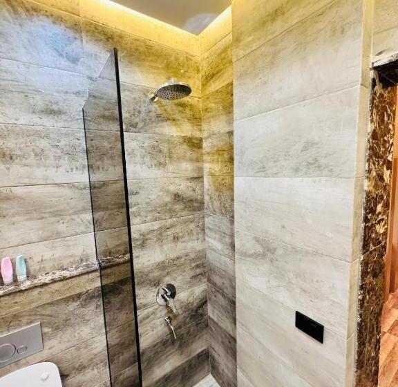 家庭山景房, Farida Habu Palace