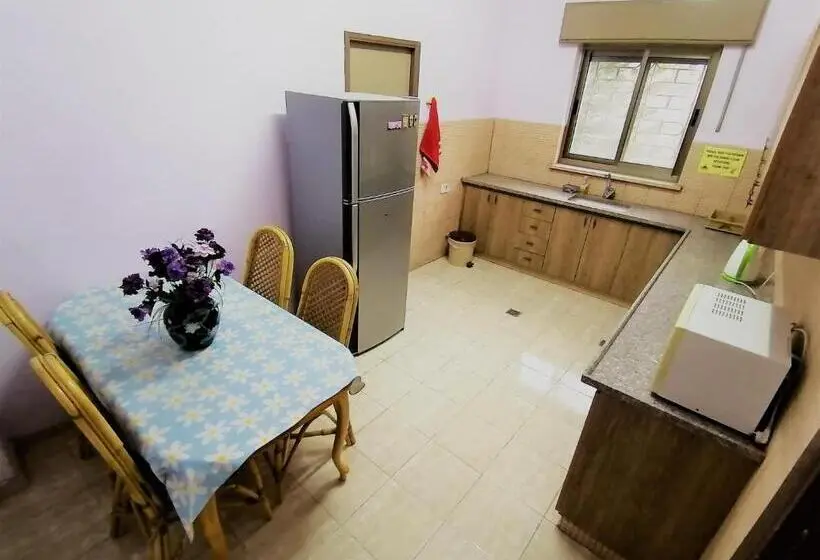 تختخواب در اتاق مشترک, House Of Peace