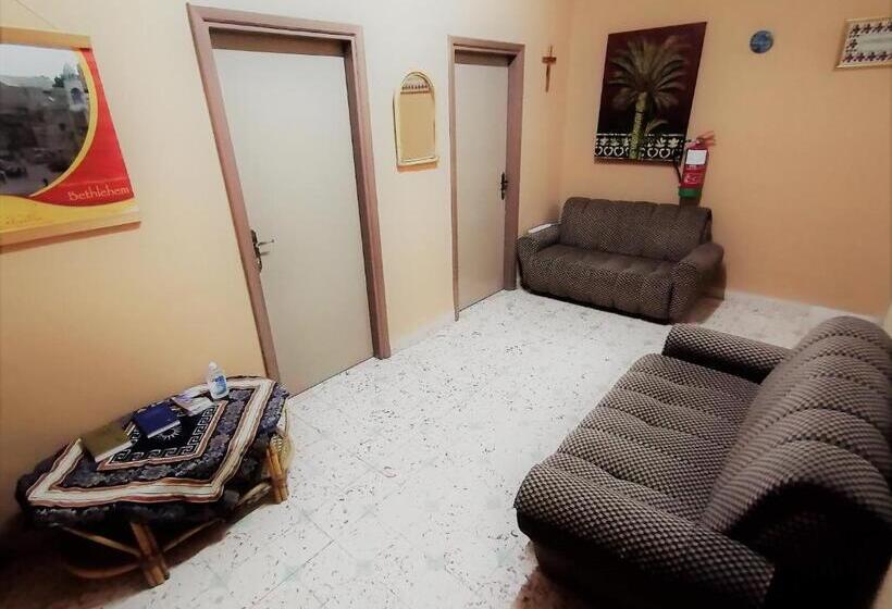 تختخواب در اتاق مشترک, House Of Peace