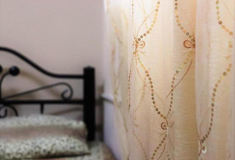 تختخواب در اتاق مشترک, House Of Peace