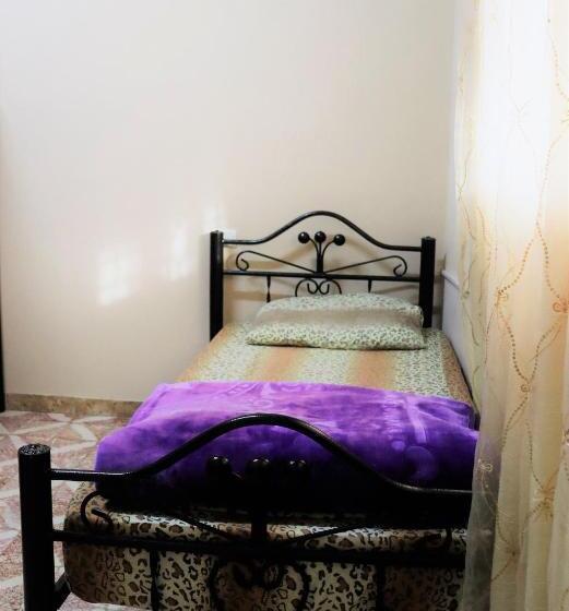 تختخواب در اتاق مشترک, House Of Peace